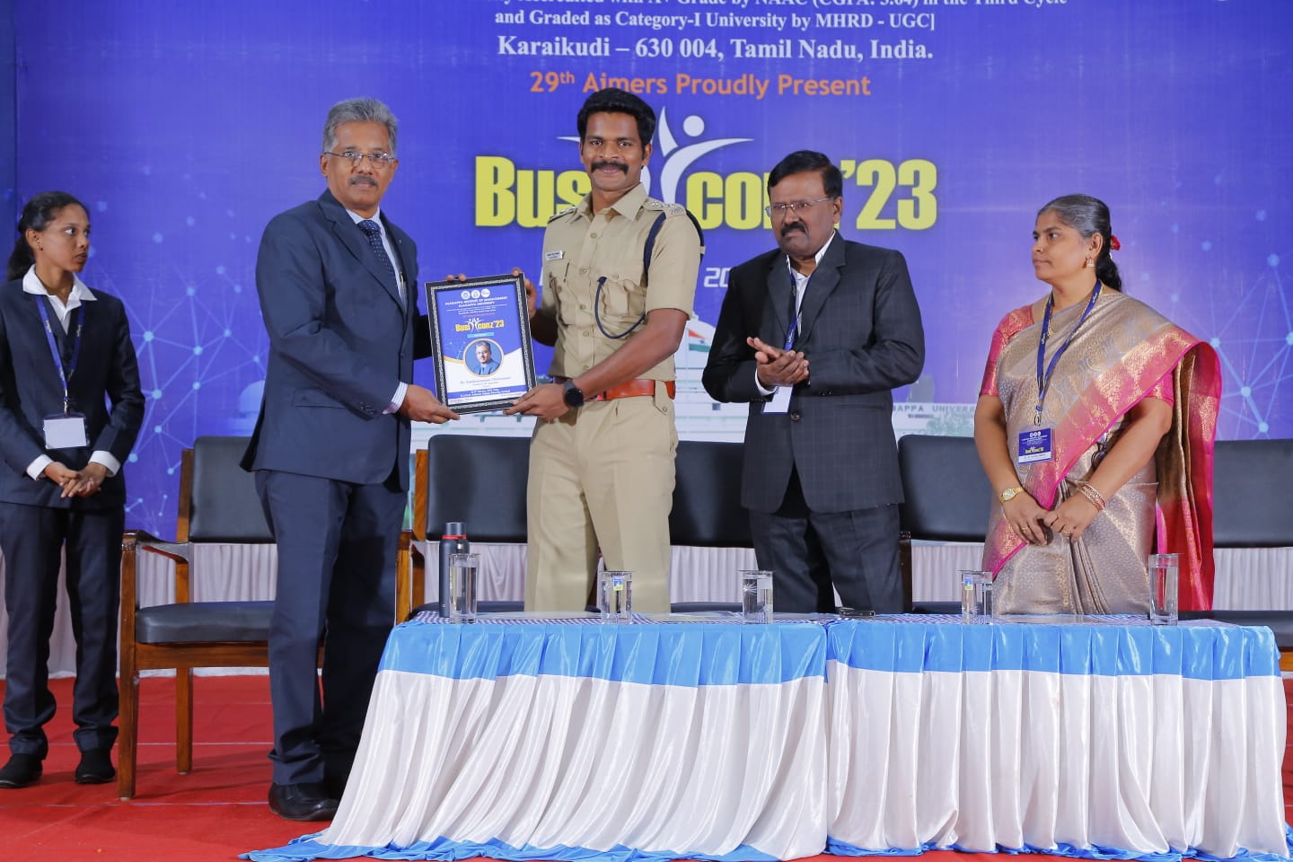 Dr. Sundararaman receiving memento at Busiconz'23 Alagappa University