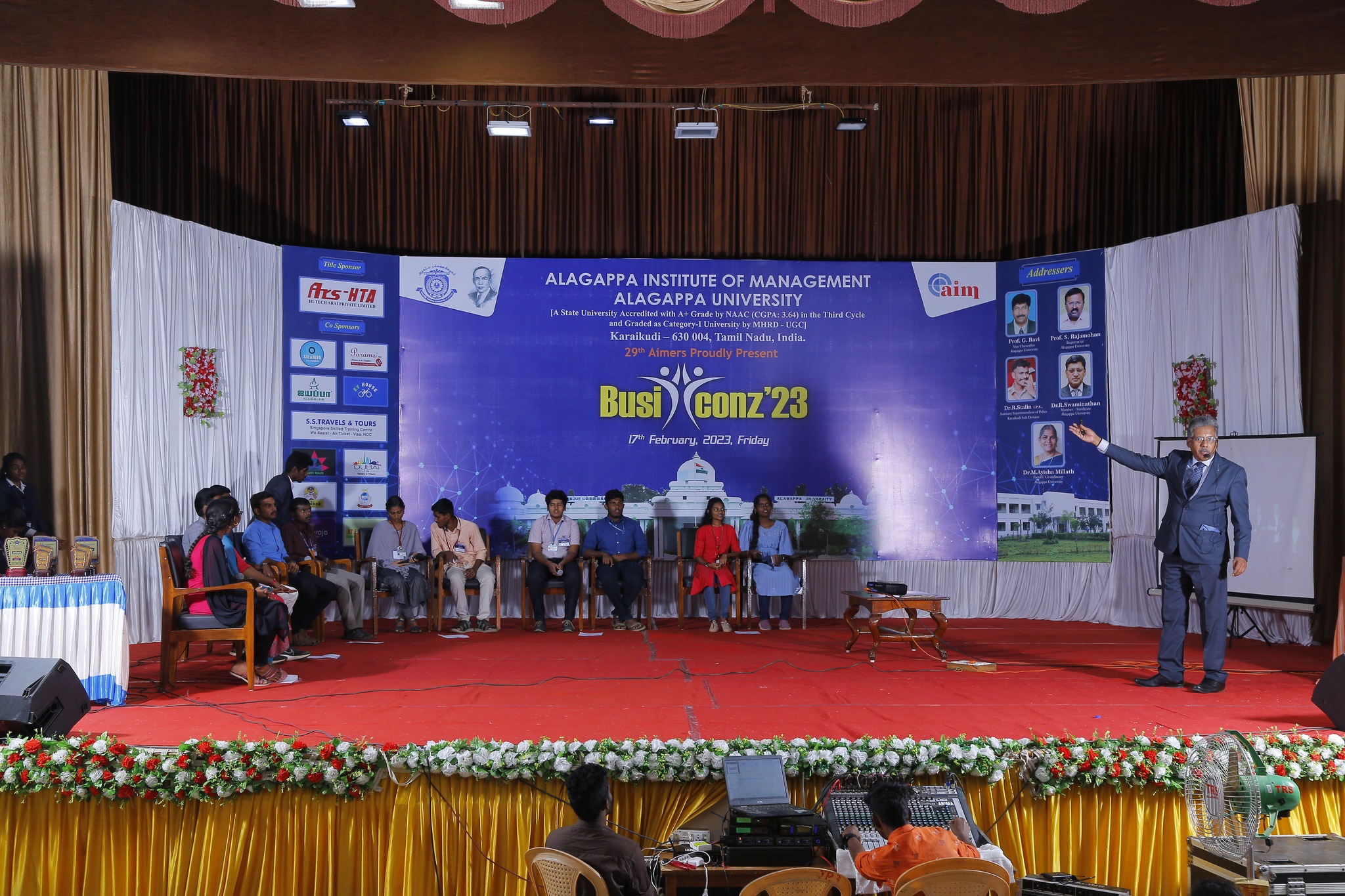 Dr. Sundararaman conducting Busiconz'23 quiz on stage at Alagappa University