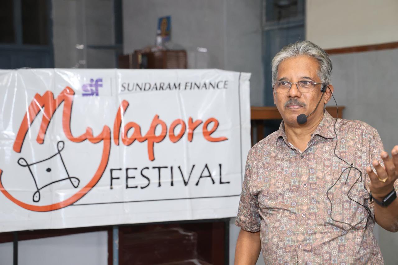 Dr. Sundararaman conducting Mylapore Festival Quiz